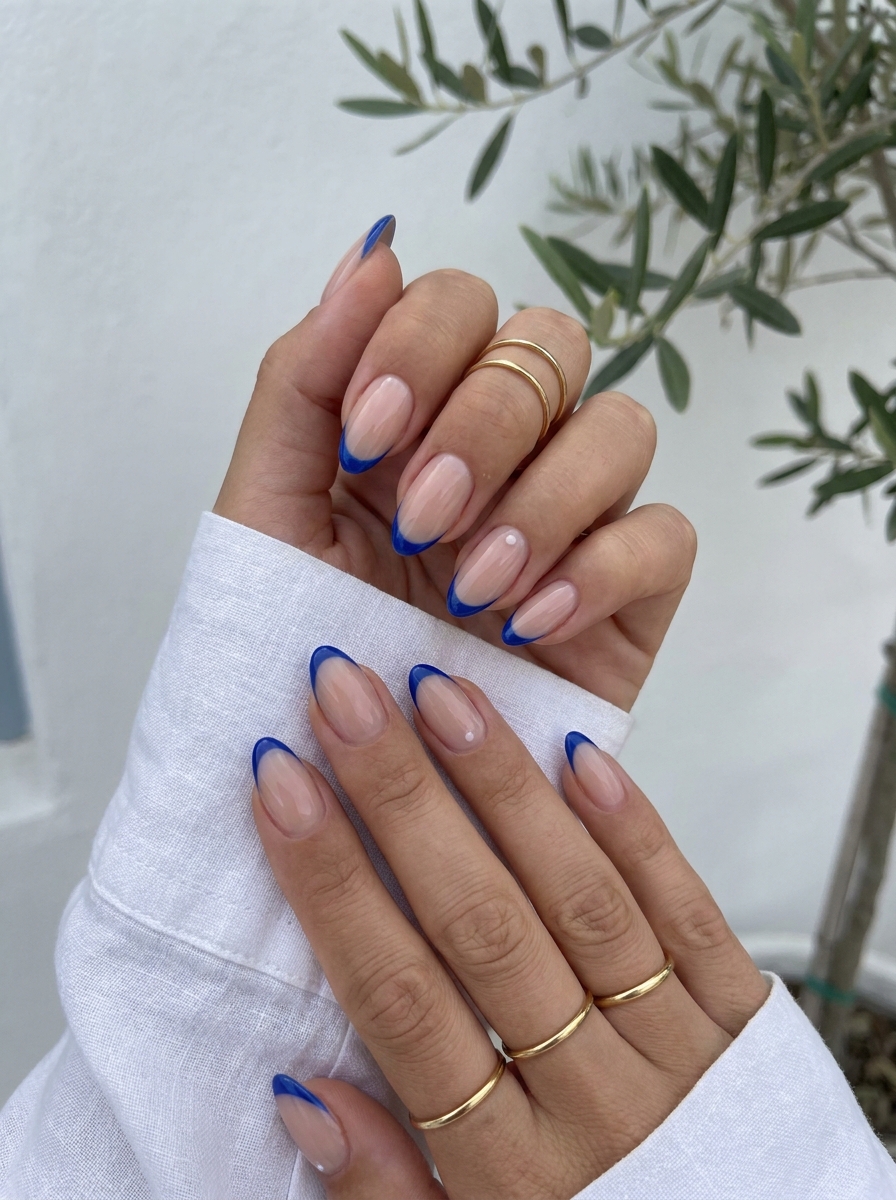 Cobalt Blue French Tips mit klarer Nude-Basis